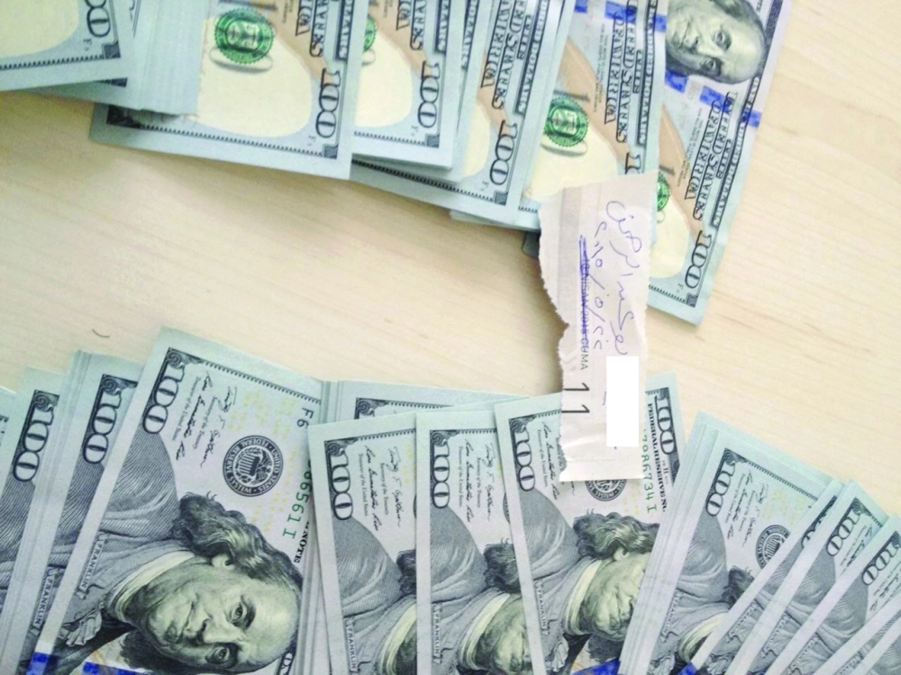 عينة من الدولارات المزورة التي عرضها المزور على المحكم           (مكة)