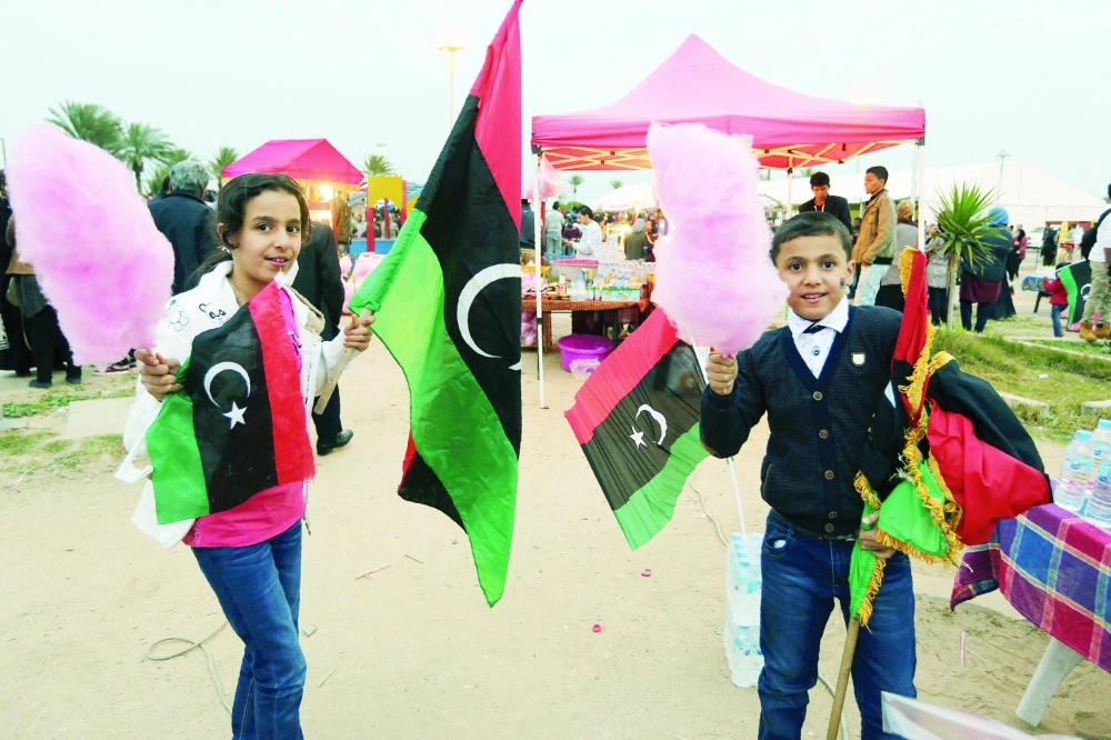 ليبيون يحتفلون بالذكرى الخامسة للثورة في طرابلس         (أ ف ب)