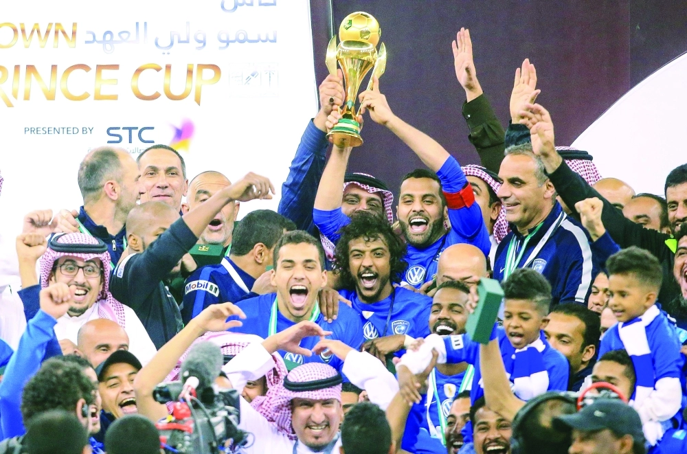 فريق الهلال متوجا بكأس ولي العهد                                          (واس)