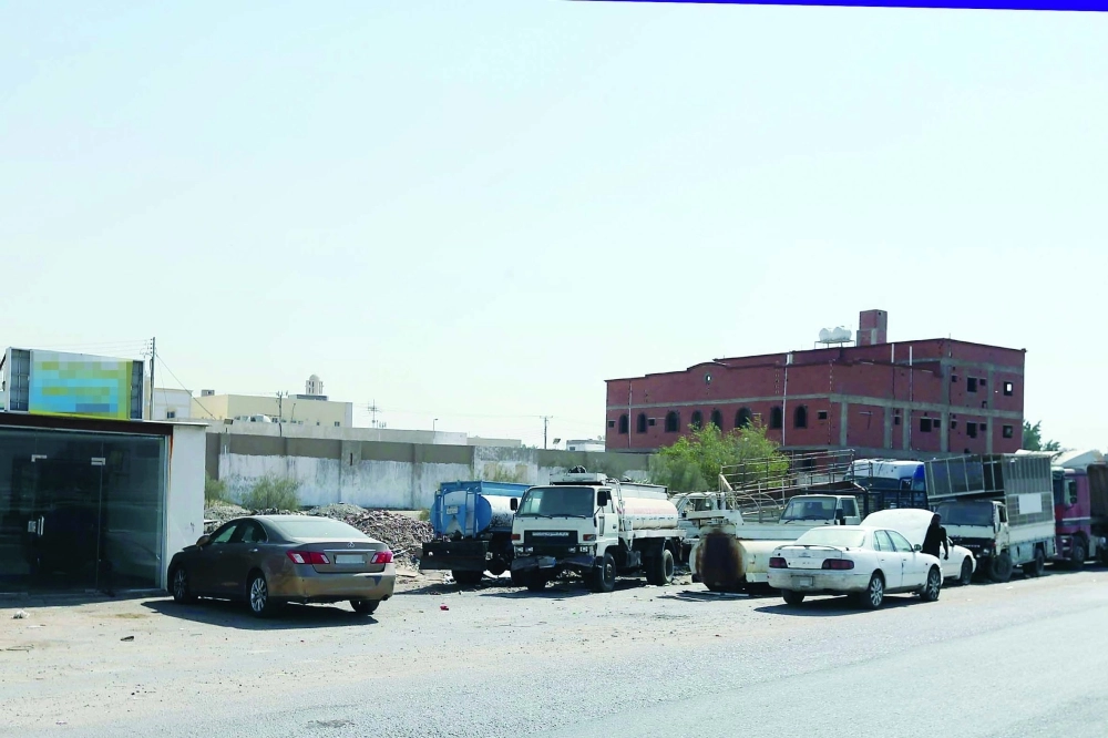 المنازل والتشاليح جنبا إلى جنب في حي بريمان بجدة      (ثامر الفرج)