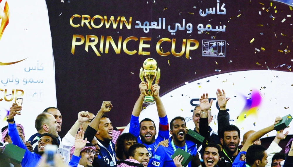 ياسر يرفع كأس ولي العهد       (مكة)