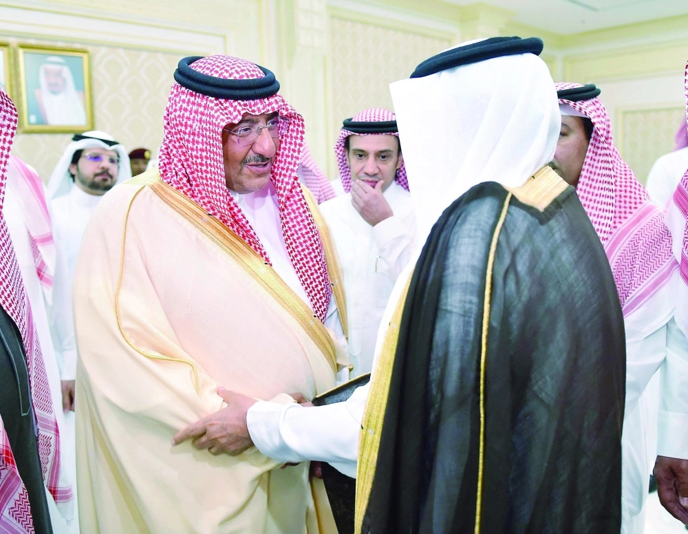 .. وخلال مصافحة أحد الحضور