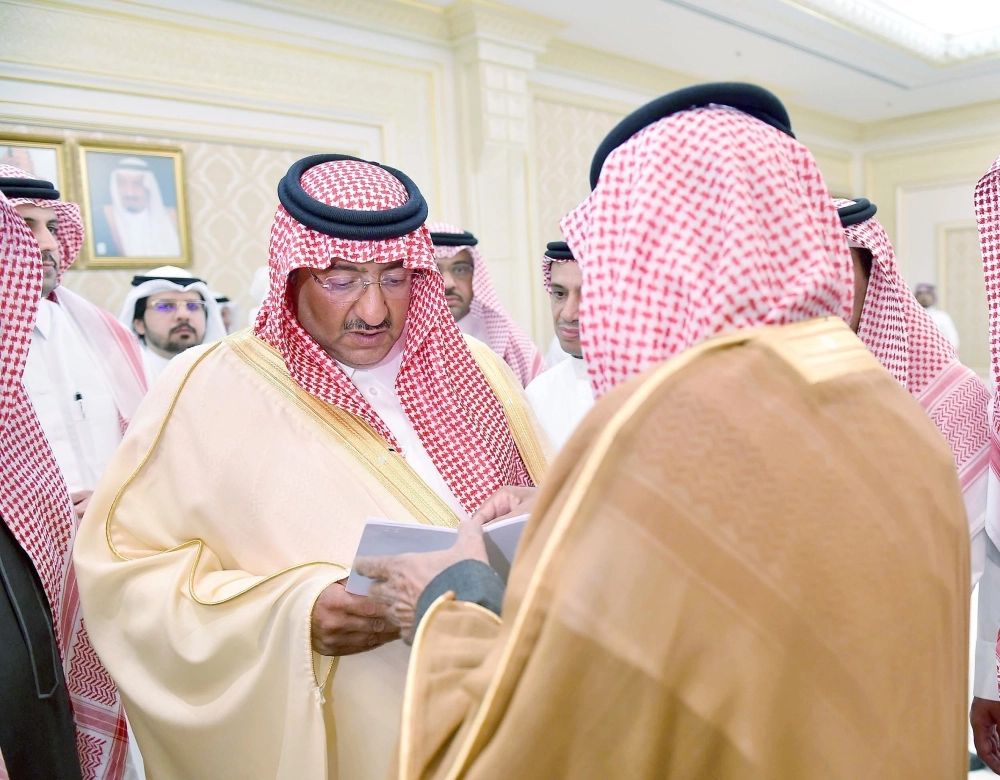 .. ويطلع على معاملة لأحد المواطنين