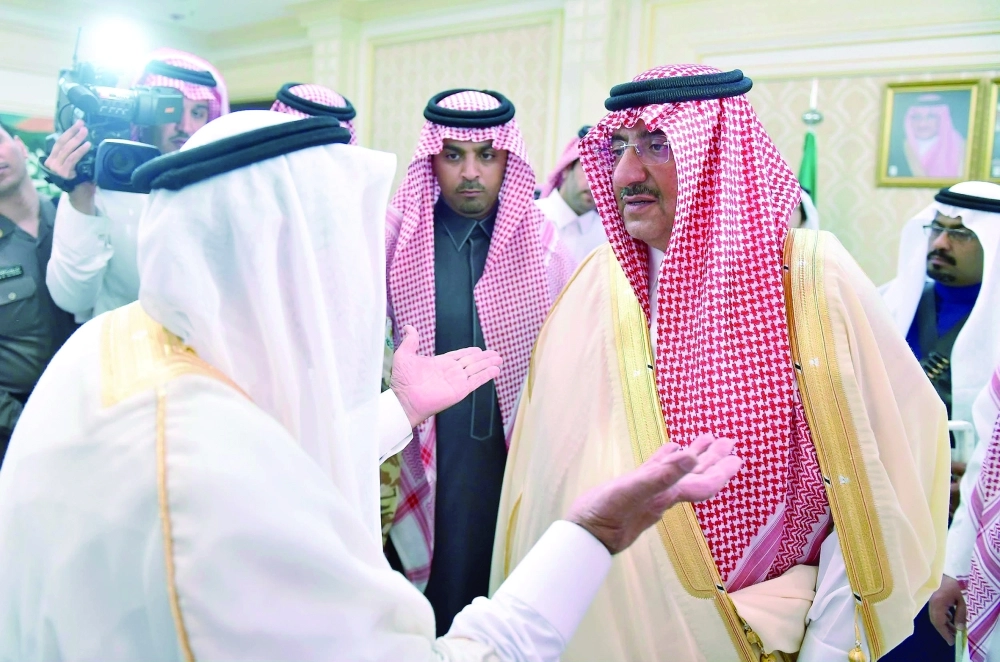 .. وخلال استماعه لأحد الحضور