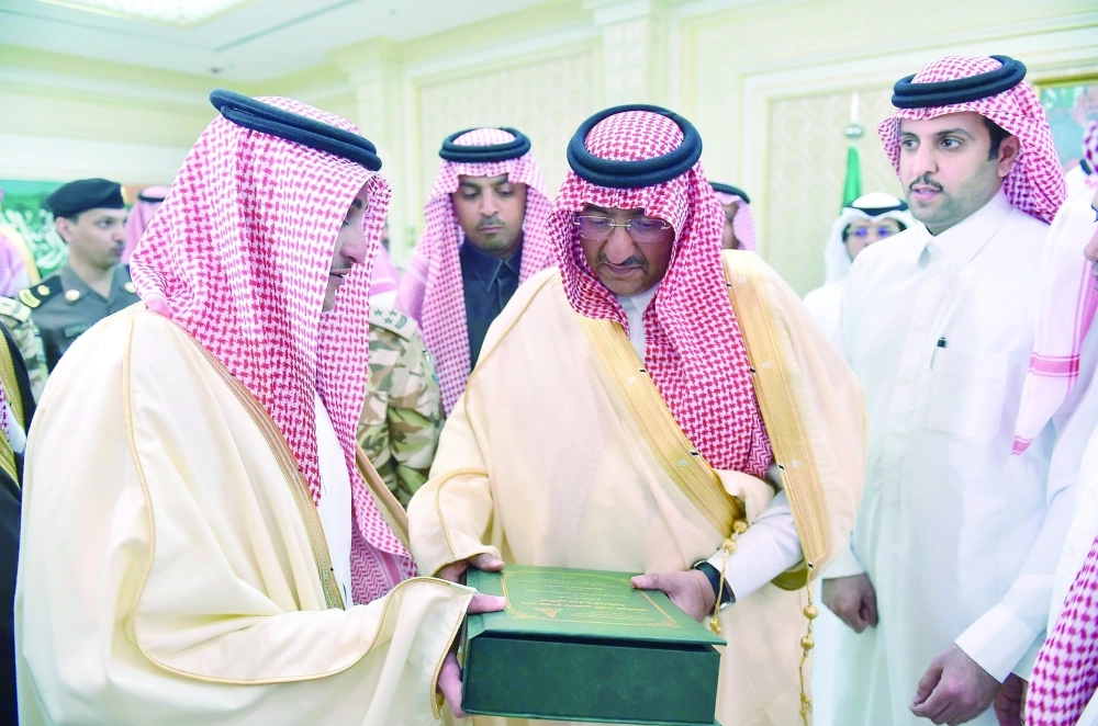 .. ولدى لقائه أحد المواطنين