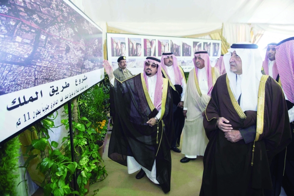 خالد الفيصل لدى اطلاعه على مشاريع الطائف أمس          (شاكر بيك) 