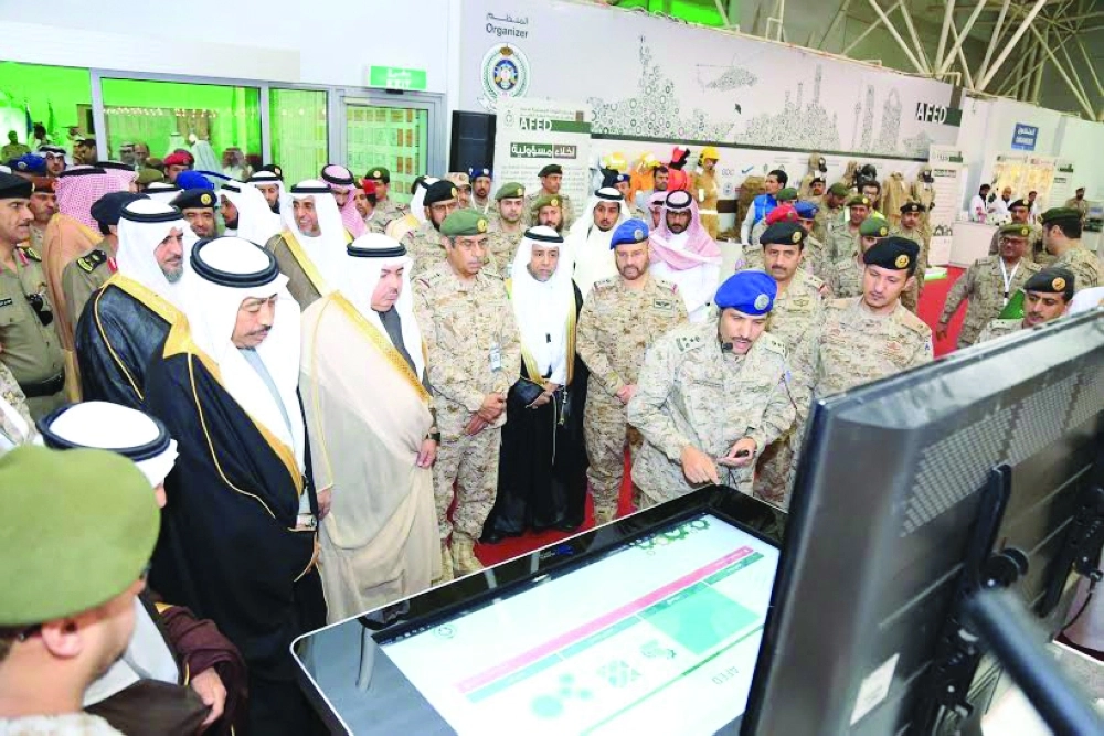 محمد العايش متجولا بالمعرض    (مكة)