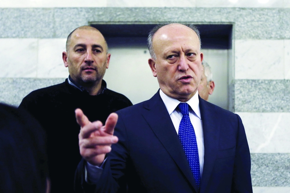 ريفي لدى وصوله لحضور جلسة مجلس الوزراء بمقر الحكومة في بيروت            (رويترز)