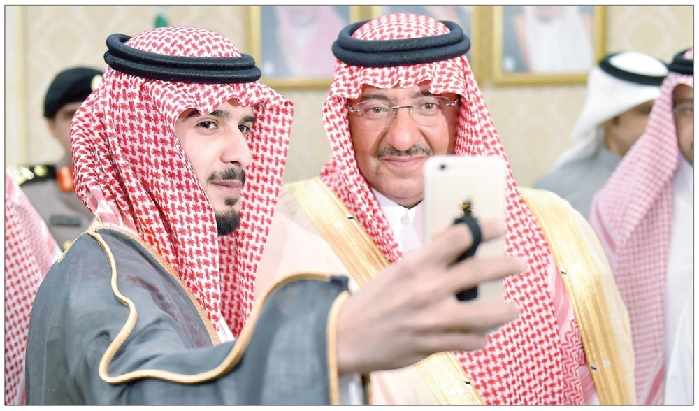 سيلفي يجمع الأمير محمد بن نايف بأحد الحاضرين (واس)