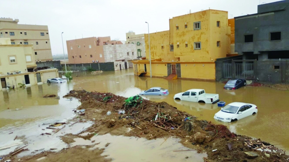 مركبات عالقة نتيجة تجمع مياه الأمطار شمال جدة أمس            (مكة)  