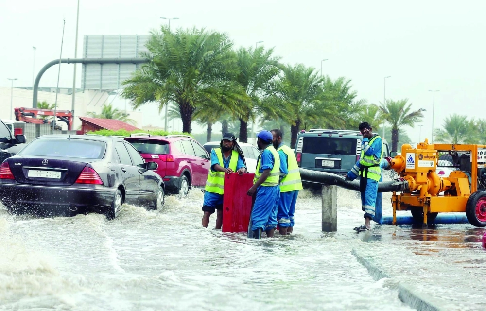 تجمع مياه الأمطار في طريق الملك