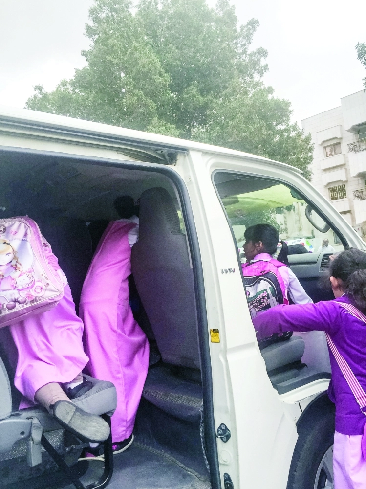 طالبات أثناء صعودهن إحدى الحافلات                     (مكة)  