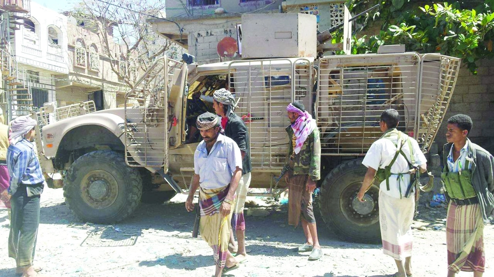 المقاومة الشعبية اليمنية بجوار آلية مدرعة                                                   (ياسر عقيل)