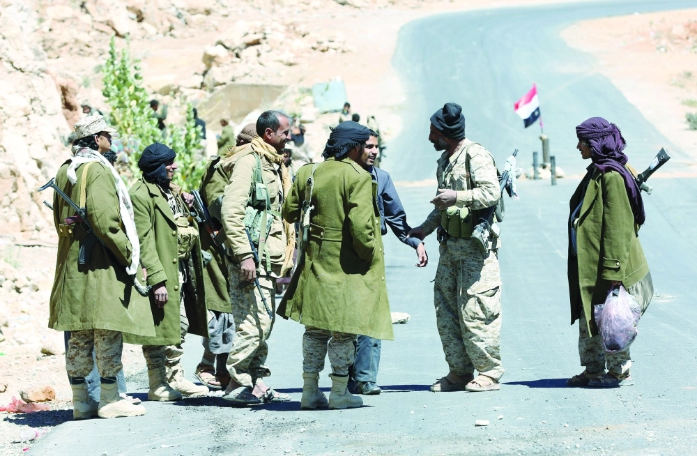 مقاومون في نقطة بمنطقة فرضة نهم بعد تحريرها من الانقلابيين               (رويترز)