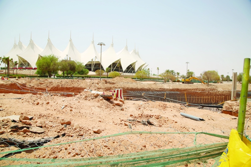 السياج المكسور فتح المجال للكلاب لدخول الملعب 