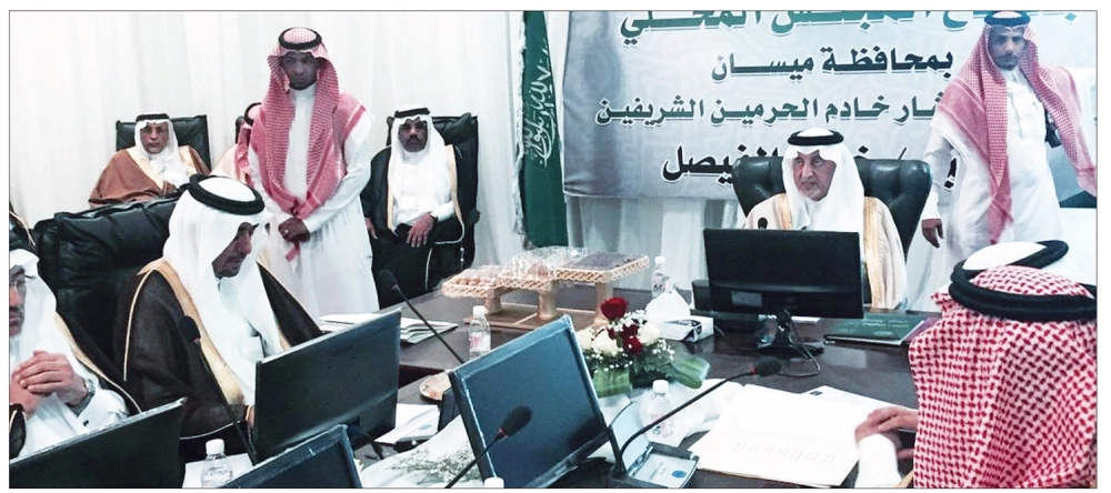 خالد الفيصل خلال اجتماعه بالمجلس المحلي في ميسان أمس