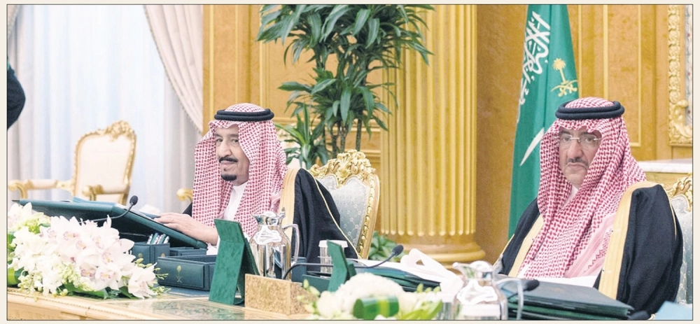 
    خادم الحرمين مترئسا جلسة مجلس الوزراء في الرياض أمس ويبدو الأمير محمد بن نايف (واس)