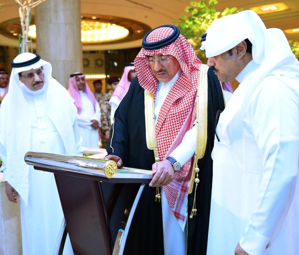 
    الأمير محمد بن نايف خلال تدشينه اللوحة الالكترونية الخاصة بشهداء الواجب في الرياض أمس (واس)
