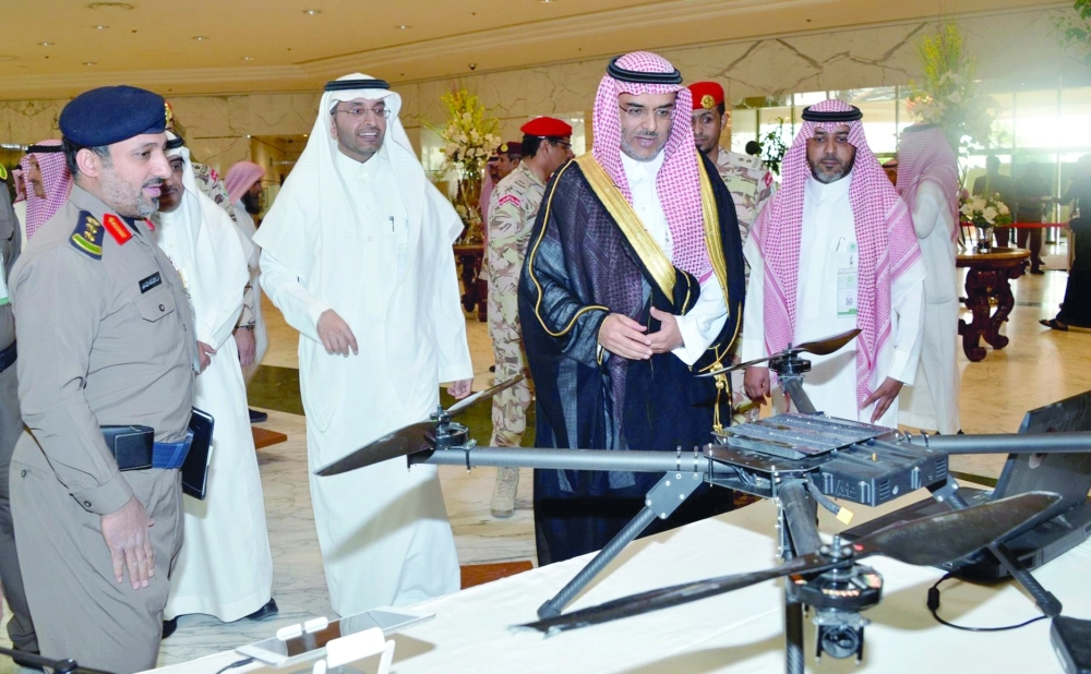 بندر المشاري مطلعا على أحد الأجهزة التقنية لقاعات الداخلية  (مكة) 