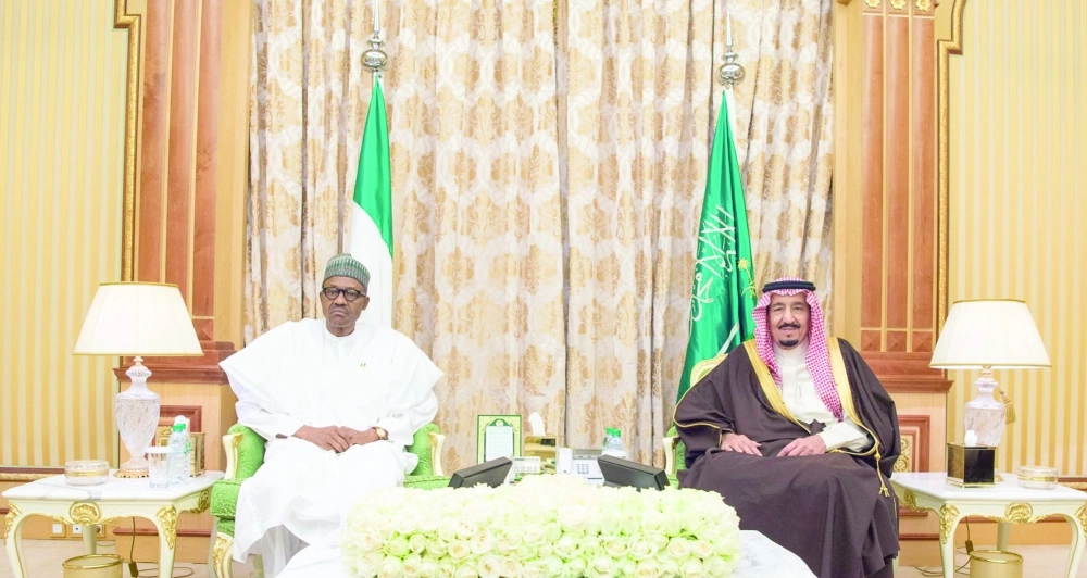 الملك سلمان ومحمد بخاري خلال جلسة المباحثات 