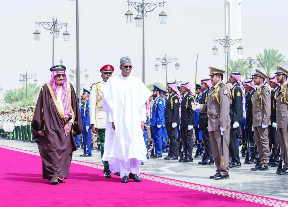 الملك سلمان مستقبلا محمد بخاري في قصر اليمامة بالرياض أمس