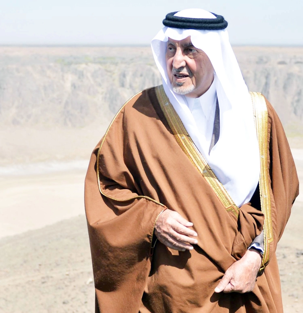 خالد الفيصل مطلعا على موقع مقلع طمية السياحي