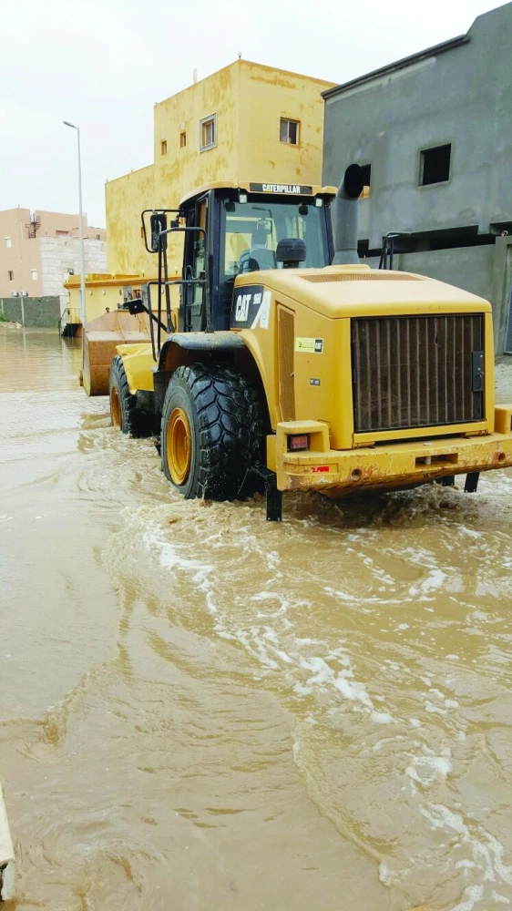  من أعمال الأمانة في تجفيف المياه المتجمعة شمال جدة       (مكة)