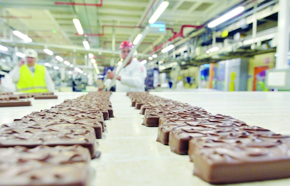 موظفون في شركة مارس بمصنعها في آجينو شرق فرنسا                                                                                  (أ ف ب، رويترز)