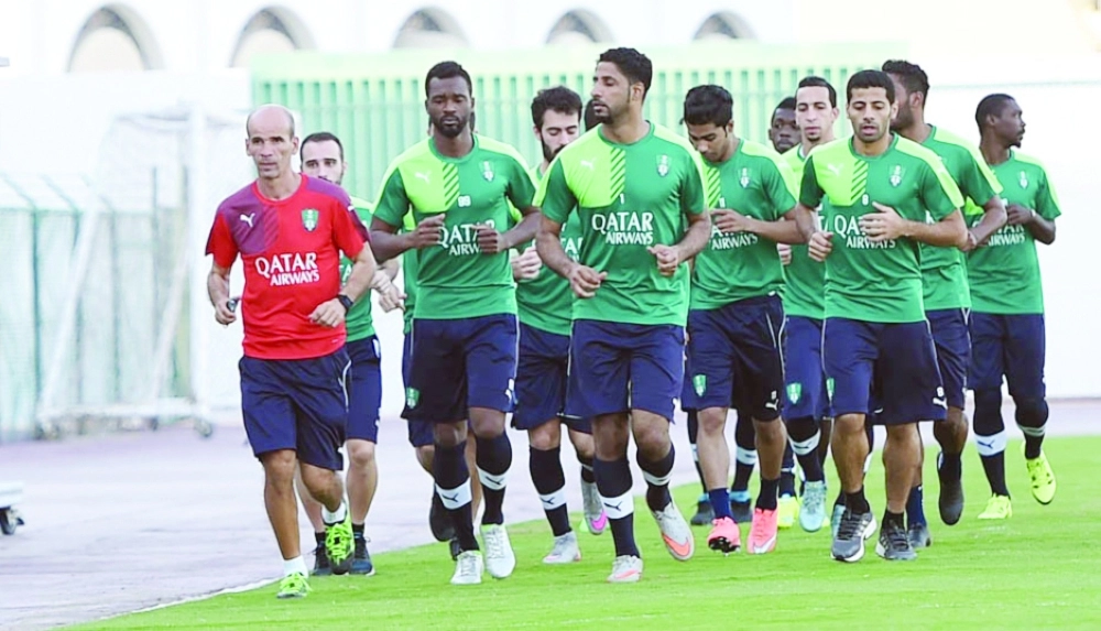 لاعبو الأهلي يؤدون تدريبات لياقية (إعلامي الأهلي)