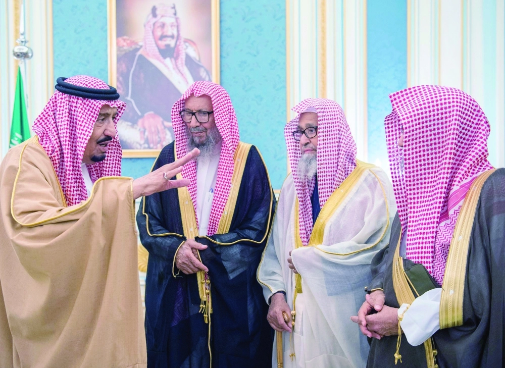الملك سلمان لدى استقباله الأمراء والمفتي والعلماء والمواطنين في قصر اليمامة أمس (واس)