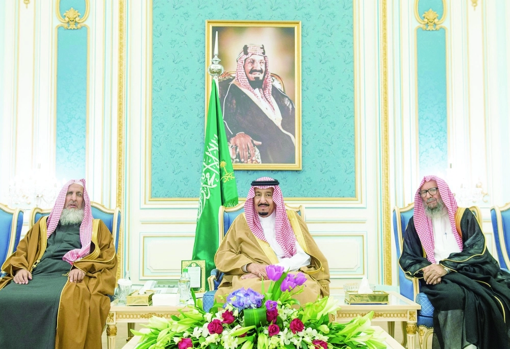 الملك سلمان خلال الاستقبال ويبدو المفتي 