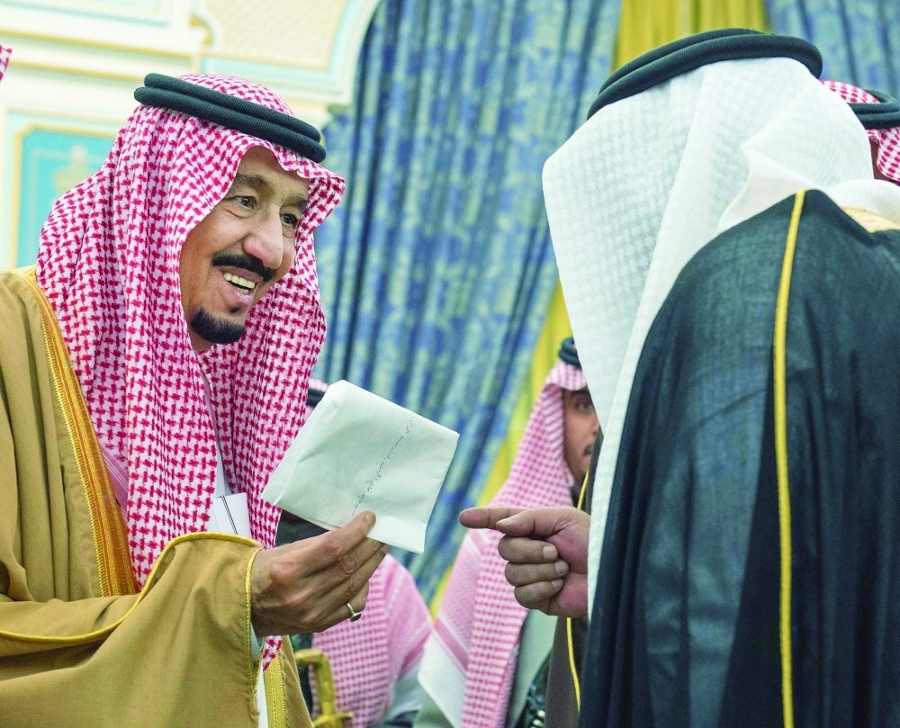 .. وخلال تسلمه معاملة من أحد المواطنين