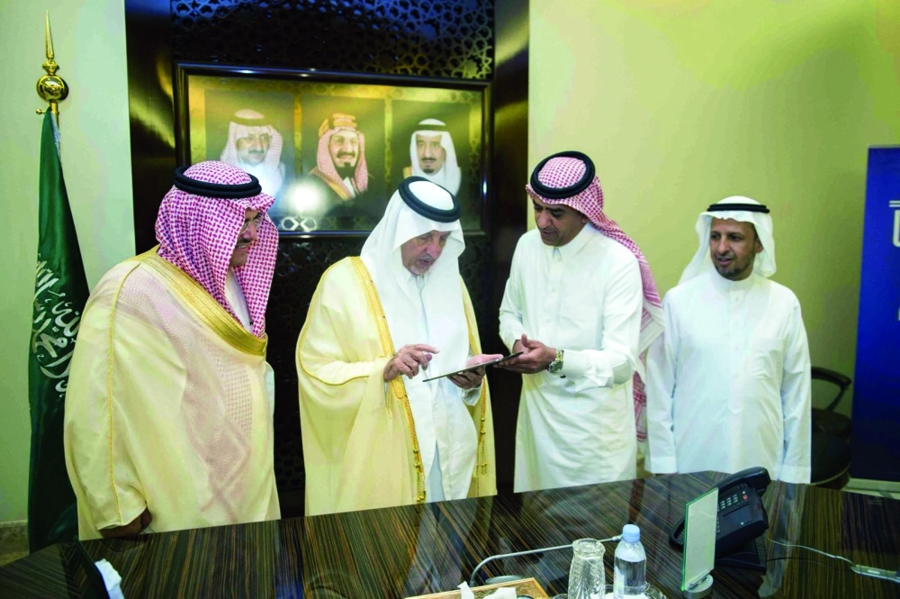 خالد الفيصل مدشنا التوقيع الالكتروني  (مكة)