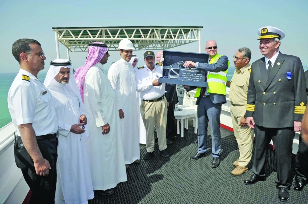 جانب من استقبال سفينة النفود في ميناء جدة أمس