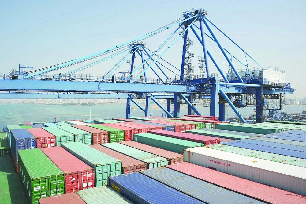 جانب من ميناء جدة أمس             (ثامر الفرج)