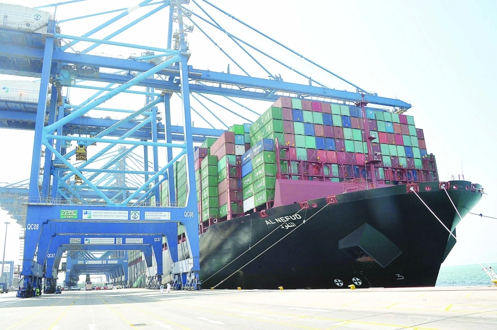 النفود العملاقة في ميناء جدة أمس      (ثامر الفرج)