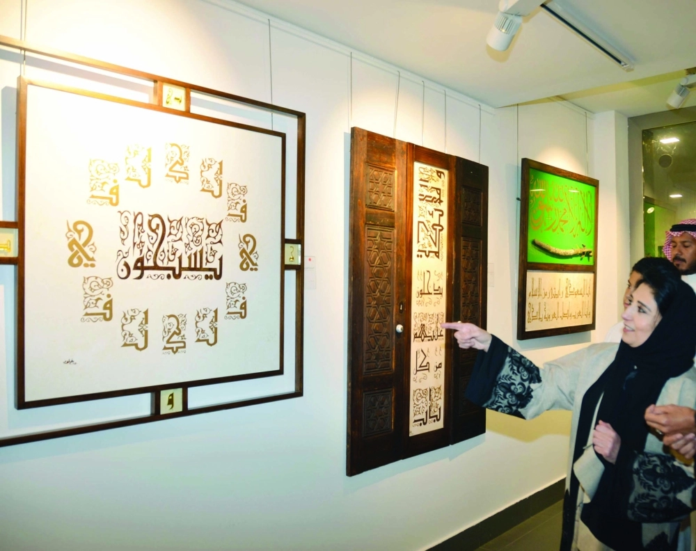 خلود القصيبي تشرح لوحاتها للزوار (مكة)