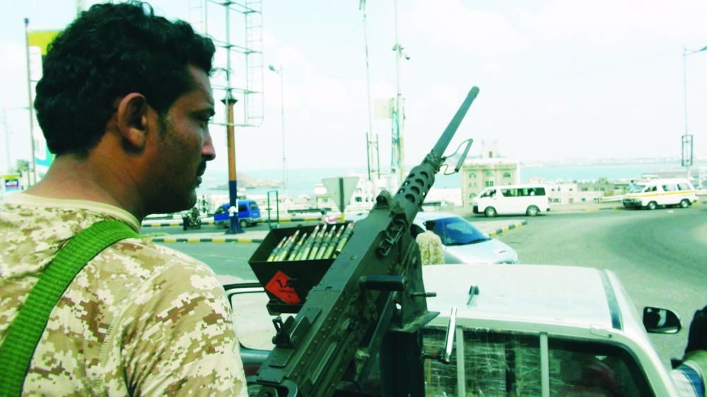 أحد جنود القوات اليمنية يتمركز في أحد المواقع في عدن                                                                                              (مكة)