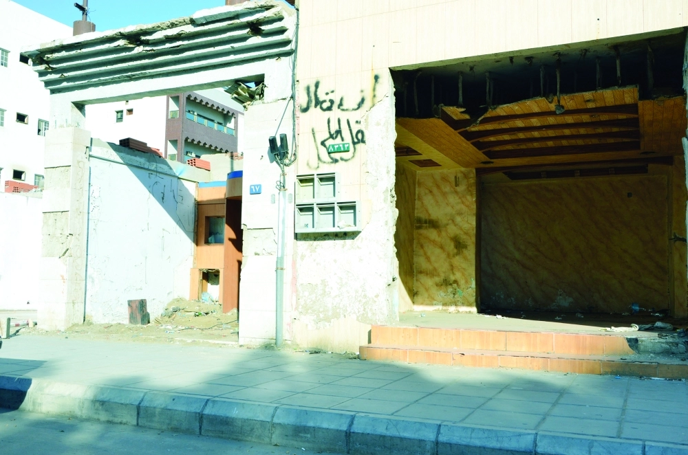 محلات مفتوحة على مصراعيها في شارع المنصور ( عبدالمحسن دومان )