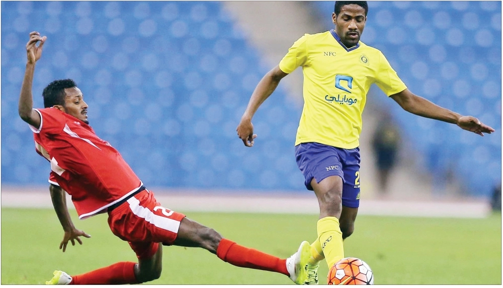     صراع على الكرة بين عواجي وعوض خميس أمس (محمد مشهور)