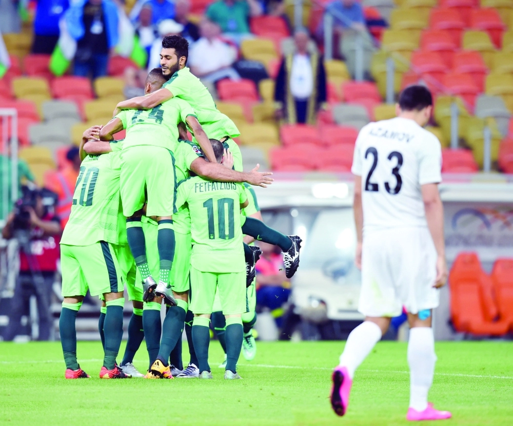 فرحة لاعبي الأهلي بعد التسجيل في مرمى ناساف                  (ياسر بخش)