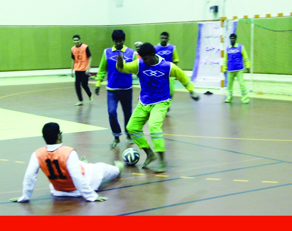 جانب من المباراة التي جمعت فريقي عمال النظافة ومركز حي العمرة