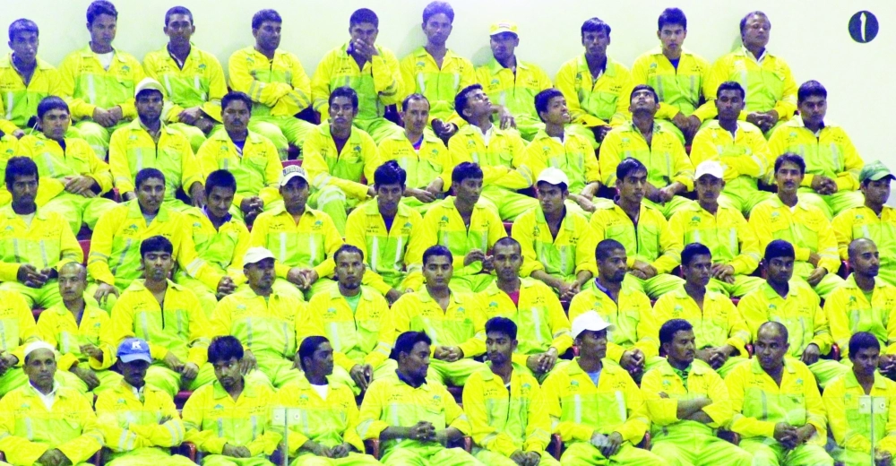 المدرجات اكتظت بخمسمئة عامل                                                                                                       (ياسر بخش)