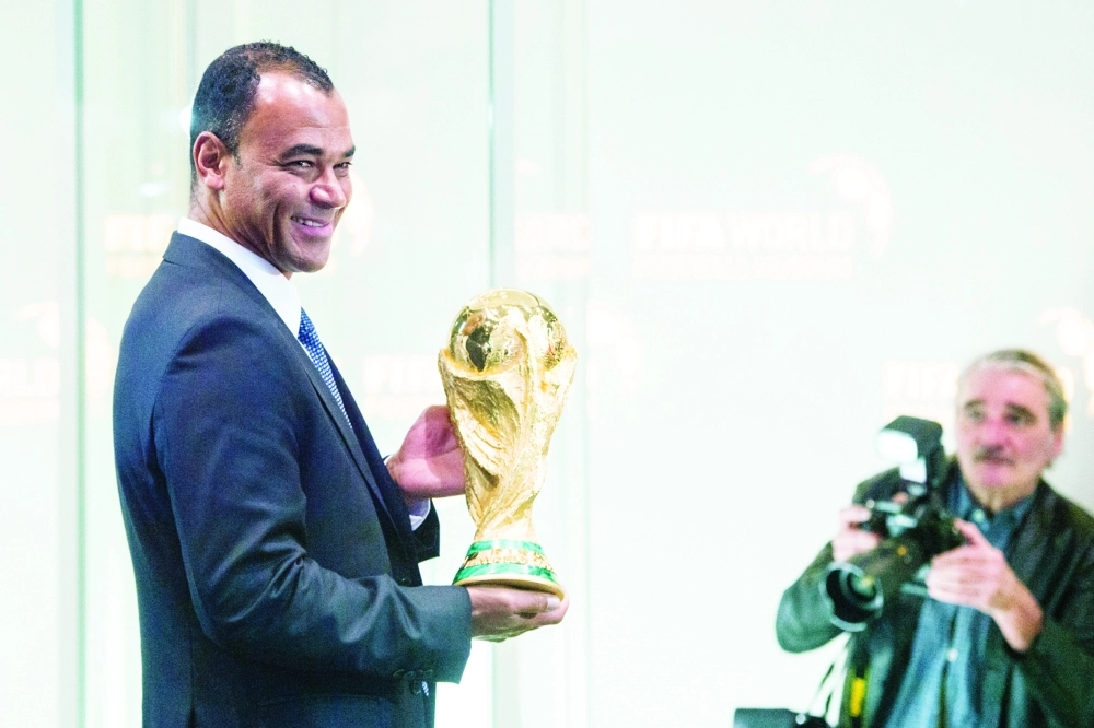 كافو يستعد لوضع الكأس في مقرها الجديد          (أ ب)