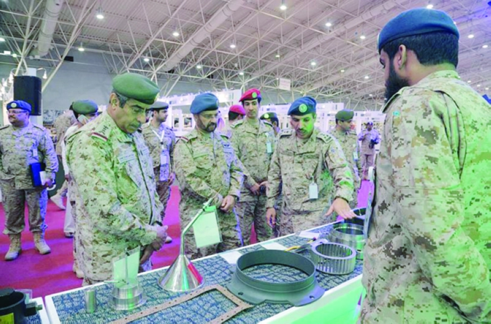 عبدالرحمن البنيان مطلعا على عدد من الصناعات خلال زيارته للمعرض أمس    (مكة)  