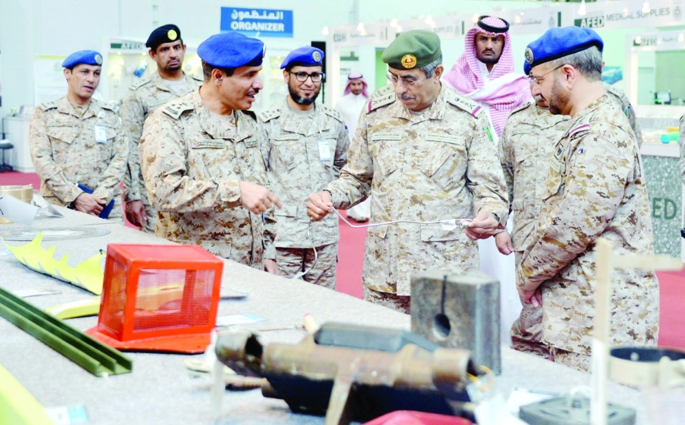 عبدالرحمن البنيان مطلعا على عدد من الصناعات خلال زيارته للمعرض أمس (مكة)  