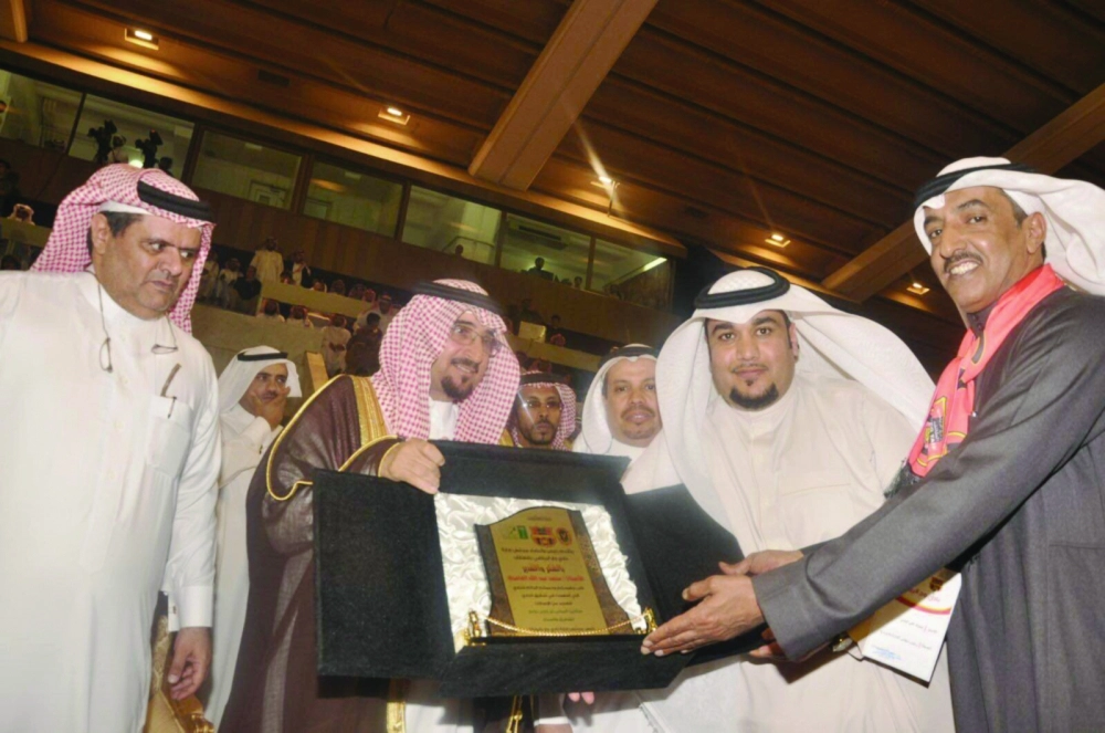 مبارك اليامي يمينا يتسلم درعا من أمين محافظة الطائف