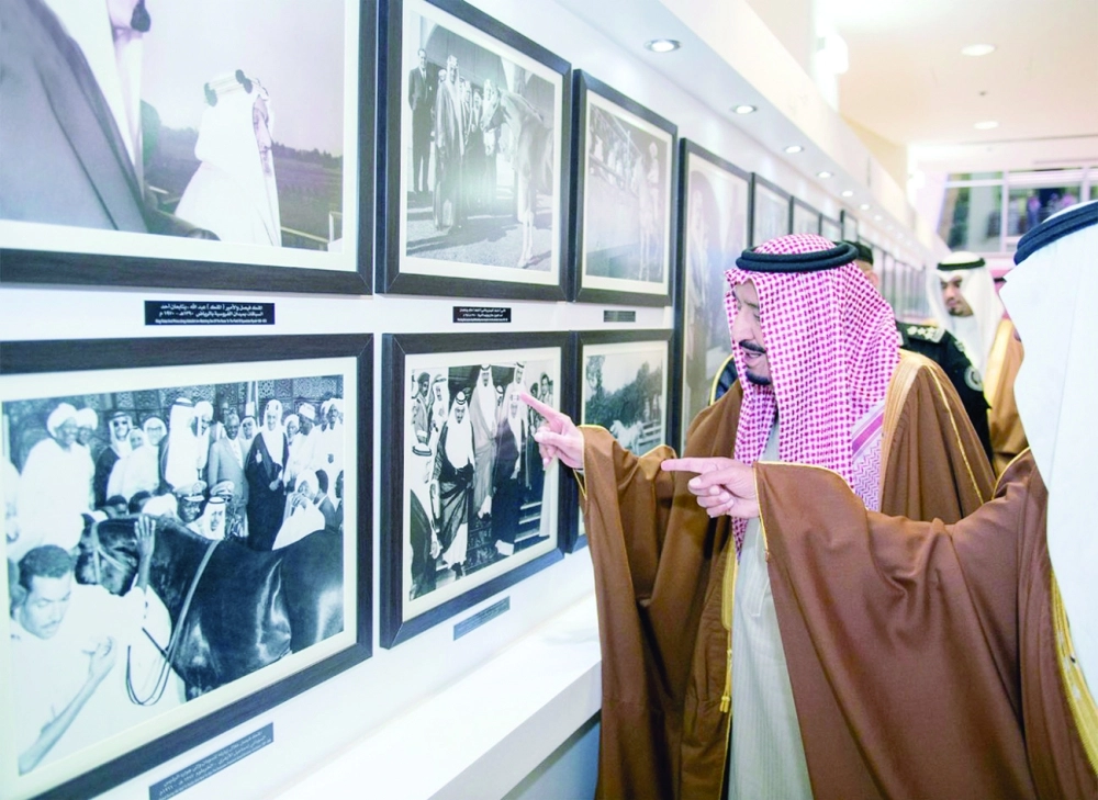 .. وخلال اطلاعه على معرض «ملوك وفروسية»