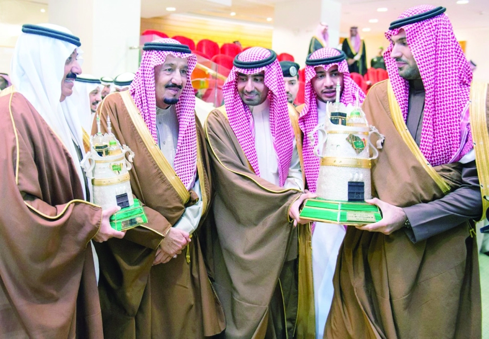 الملك سلمان يتوج متعب بن عبدالله بكأس المؤسس