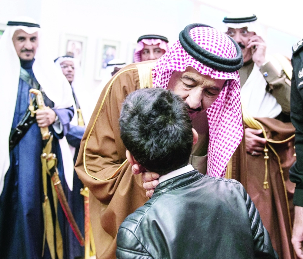 .. ويقبل أحد الأطفال